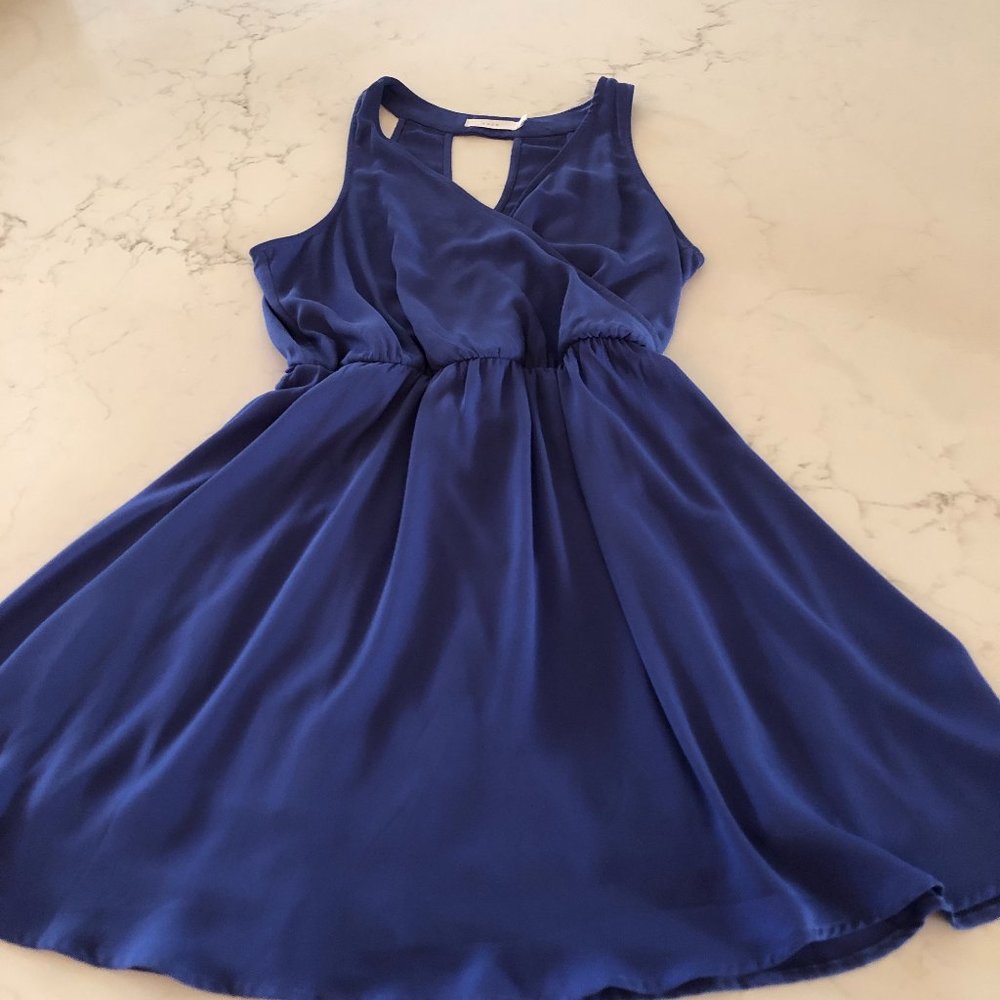 Lush Crepe-like Sleeveless Crossover V-Neck Dress